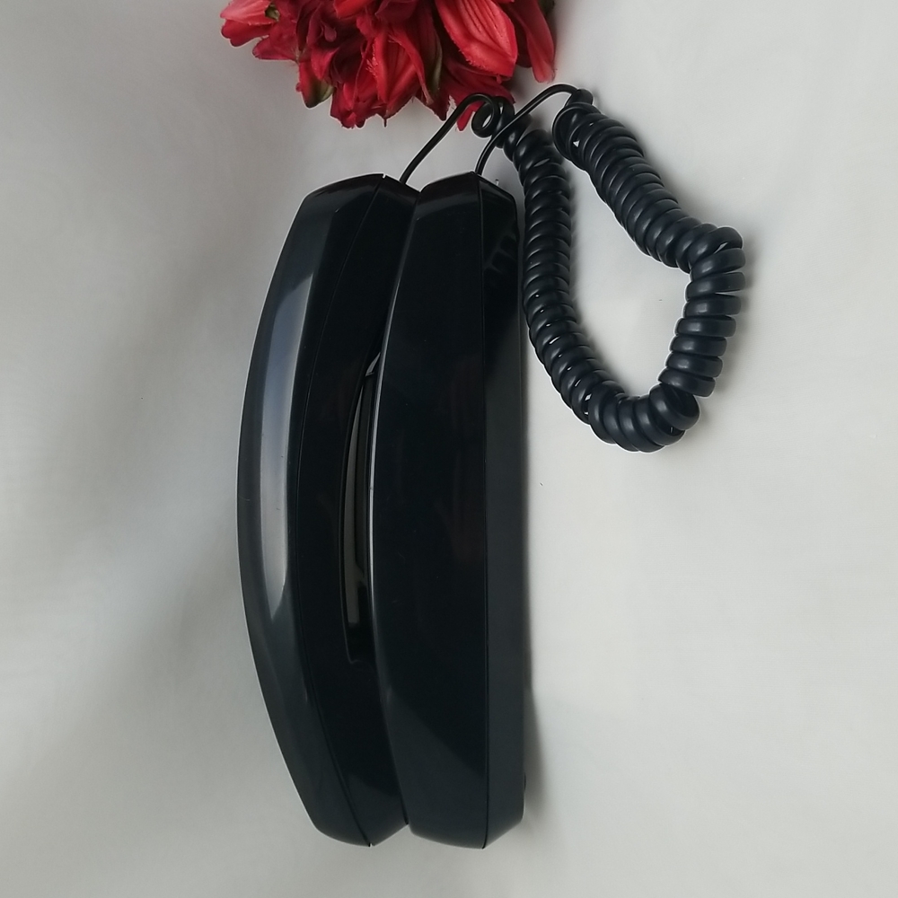 Radio Shack Slim Black Wall or Desk Push Button Phone